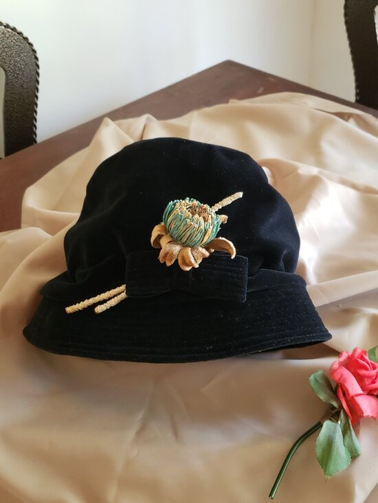 VINTAGE BLACK VELVET CLOCHE HAT WITH FLOWER ACCENTS main image 4